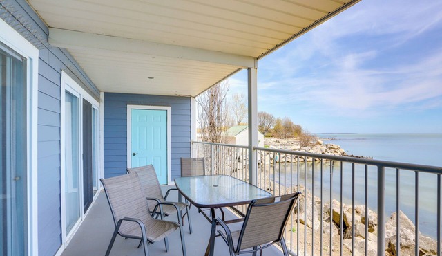 Cozy Lakefront Middle Bass Retreat w/Balcony