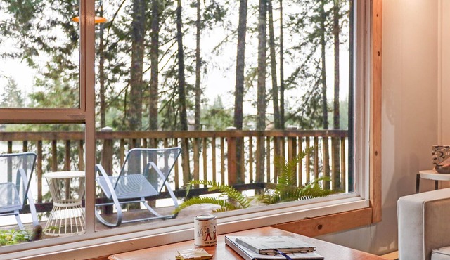 Cozy Lakeside Cabin with Modern Amenities. Romantic Escape 1.75 hrs from Seattle