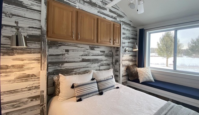 Cozy Lakeside Tiny Home, Near Skiing with hot breakfast, lunch included