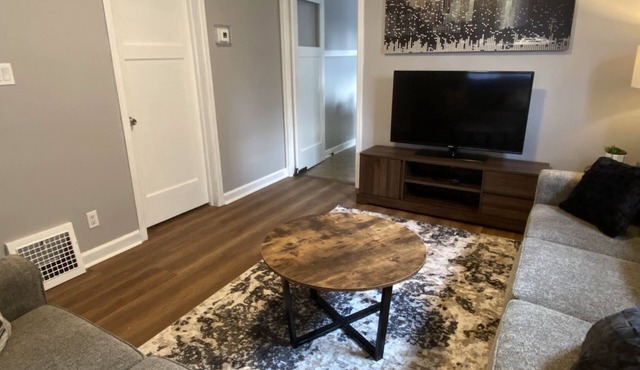 Cozy location between Bayview and the airport! Pets welcome!