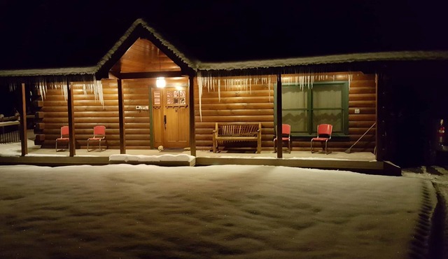 Cozy Log Cabin at Hartland Lake