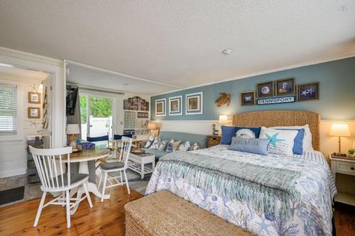 Cozy Mid-Cape Studio Steps to the Beach Pool
