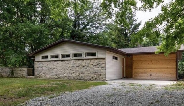 Cozy Mid Century 5 minutes from IU stadium
