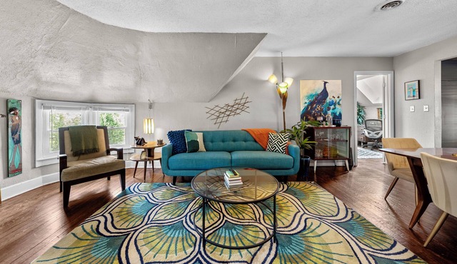 Cozy Midcentury 2bd - Walk to Restaurants, Westport, & Museums - Free Parking