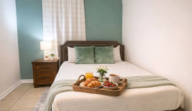 Cozy Mini-Studio: Queen Bed & Coffee Nook