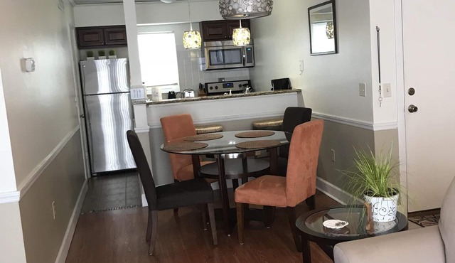 Cozy & Mod condo, Walk to Beach, Self check In-Out, WiFi, 2 Heated Pools, Piers+