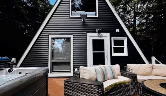 Cozy & Modern A-Frame in the woods w/HOT TUB