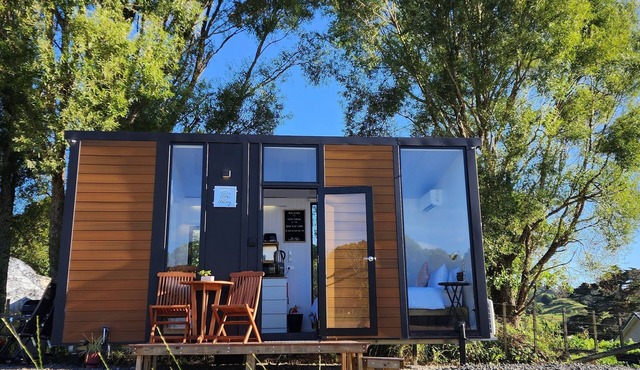 Cozy modern farm Cabin. Enjoy the relaxing rural vibe just 40 minutes from CBD