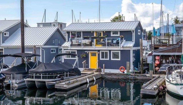 Cozy modern floating home next to Lonsdale Quay