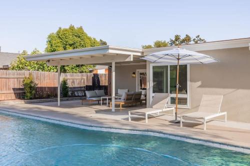 Cozy Modern Haven w Soothing Ambience & Pool