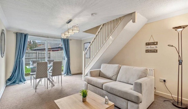 Cozy Modern Terraced House Near the City