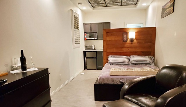 🛏️ Cozy, Modern, Vibrant ☀️ Studio Suite