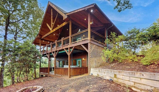 Cozy mountain cabin with hot tub, fire pit & stunning views