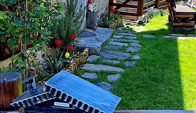 Cozy mountain chalet, with private fenced garden, pets allowed!