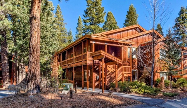 Cozy mountain retreat in the heart of Tahoe Donner!