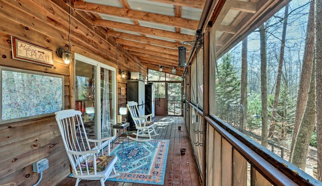 Cozy Murphy Cabin w/Fire Pit + Deck