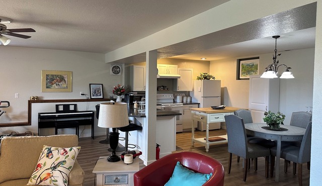Cozy Neighborhood Retreat. Spacious kitchen. Large 1 bedroom 1 bath suite.