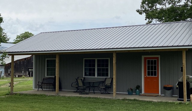 Cozy new cottage sleeps 4 near Watkins Glen Racetrack!