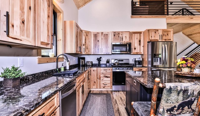 Cozy NEW Lakefront Retreat on Pickerel Lake, FREE FIREWOOD, WIFI, CENTRAL AIR