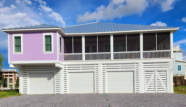 Cozy New Studio Suite on beach block - 7th lot, 1 minute walk to the beach!