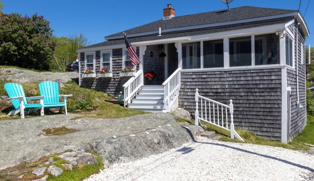 Cozy Ocean Side Cottage with screened in Sun room! 5 minutes from Private beach