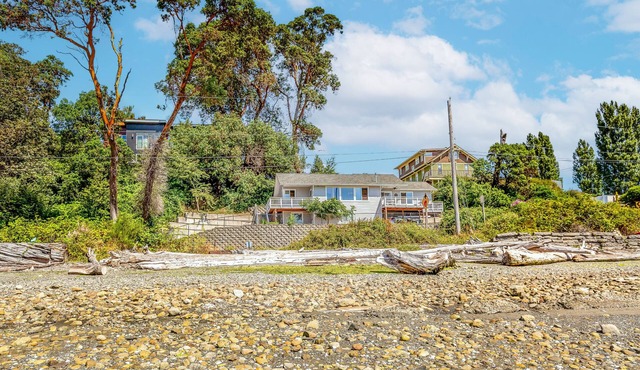 Cozy oceanfront home with amazing beach views & alfresco deck