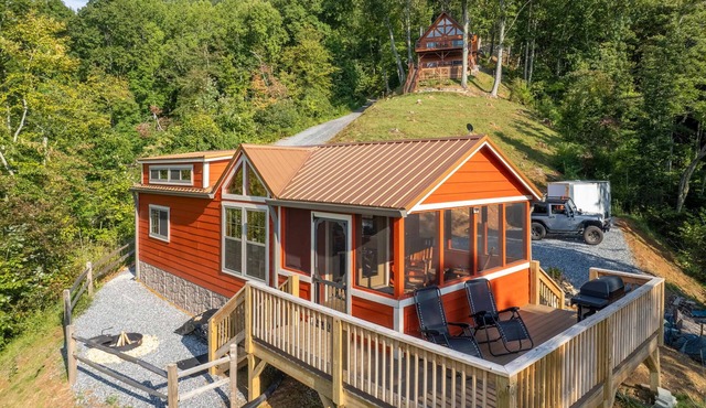 Cozy on a Cloud-Covered Screened Porch - Fire Pit - Mountain View -4WD-AWD
