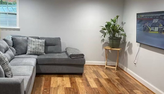 Cozy one bedroom apartment in charming Home in Silver Spring with WiFi
