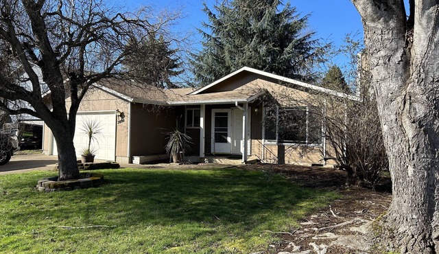 Cozy Oregon home located close to airport and all local attractions .