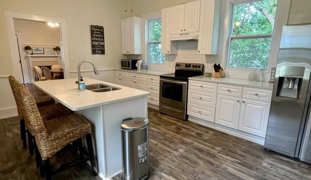 Cozy Original Neo-Colonial 4 Bedroom Home in Downtown
