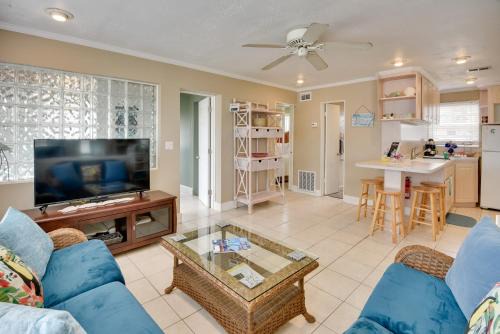 Cozy Ormond Beach Bungalow: Steps to the Sand