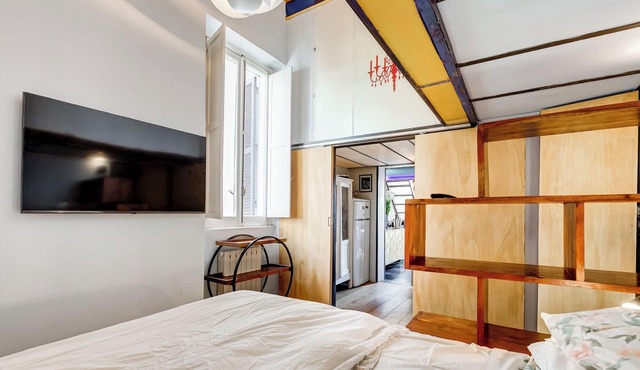 cozy penthouse sited on exclusive pedestrian Borgo Pio. Perfect for family of 3