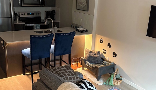 Cozy Pet Friendly Apartment in SE Calgary - Near South Health Campus!