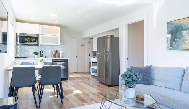 Cozy Pet friendly Downstairs Retreat in Seattle