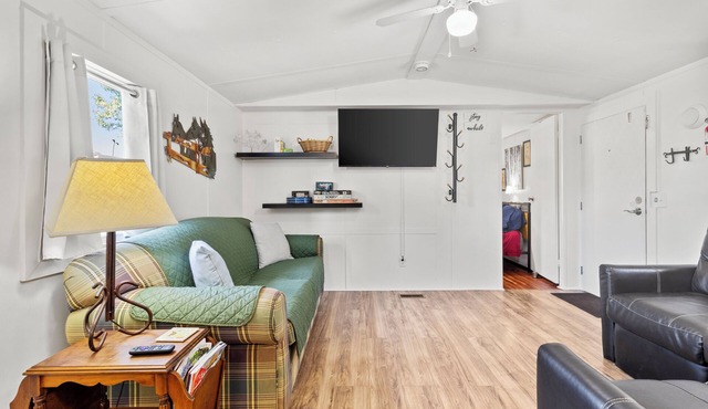 Cozy Pet Friendly Home Away From Home w/Fenced in Yard & Full Kitchen near I-24