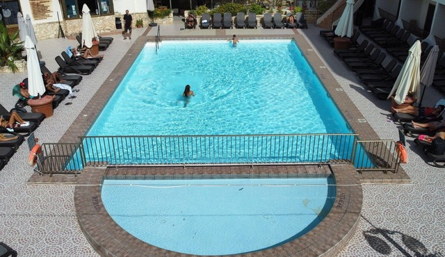 Cozy poolside apartment with 5 beds