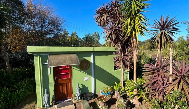 Cozy private cottage with garden views at Ferngrove