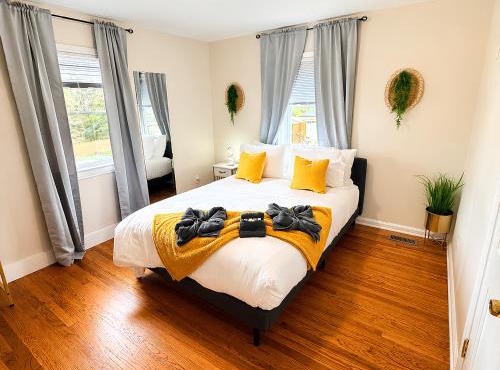 Cozy Private Queen Room 3 with Desk TV and WiFi near Yale