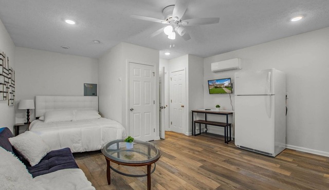 Cozy Private Studio - Close To It All!