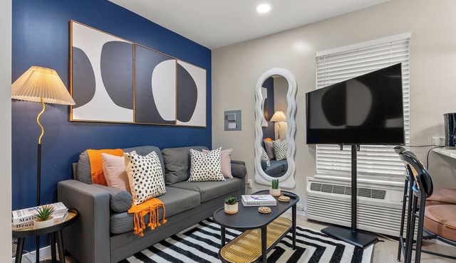 Cozy Queen Bed + Sofa Bed Studio | Free Parking | Mins to DT | VAMC | UTHSC