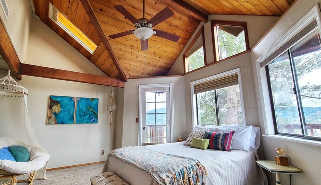Cozy & Quiet 2 bdrm private Treehouse getaway with Amazing Views minutes from UO
