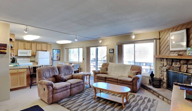 Cozy, quiet condo with a newly renovated clubhouse and great mountain views!