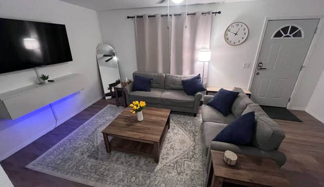 Cozy remodeled duplex, unit #B. 2bed/1 bath unit with high-speed WiFi.