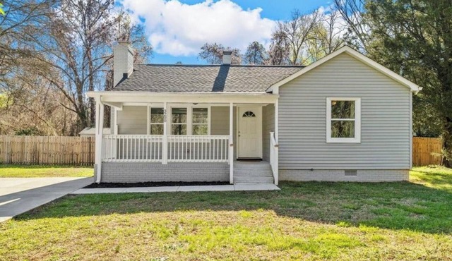 Cozy Retreat Near Uptown & CLT Airport : Pet Friendly