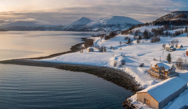 Cozy retreat with amazing northern light view right outside your window!