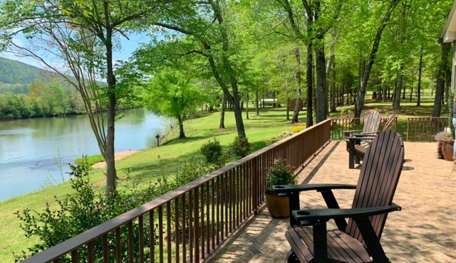 Cozy Retreat on the Waters Edge of Terrapin Creek