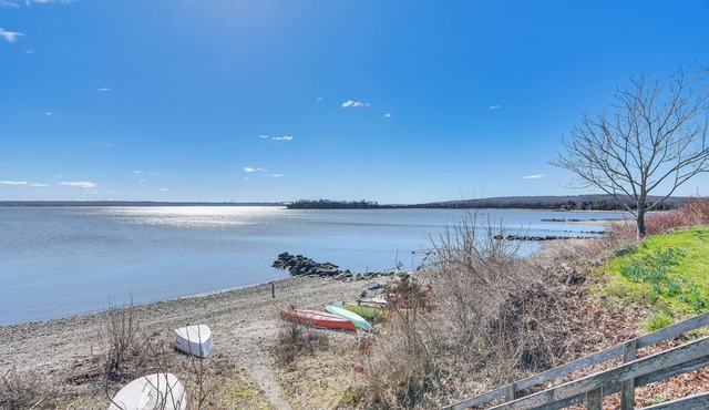 Cozy Rhode Island Retreat w/Yard, Near Beaches!