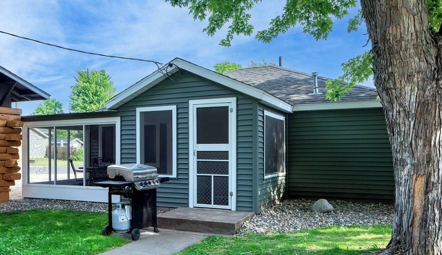 Cozy River Cabin w/Screened Porch & Fire Pit