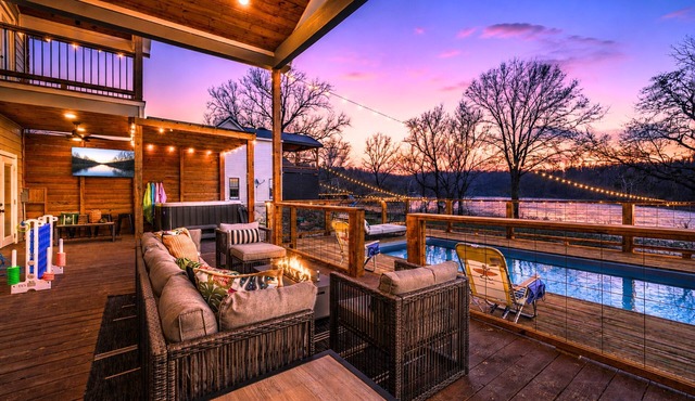 Cozy River Getaway W/Heated Pool, Pool Table, Kayaks, Fishing | EV
