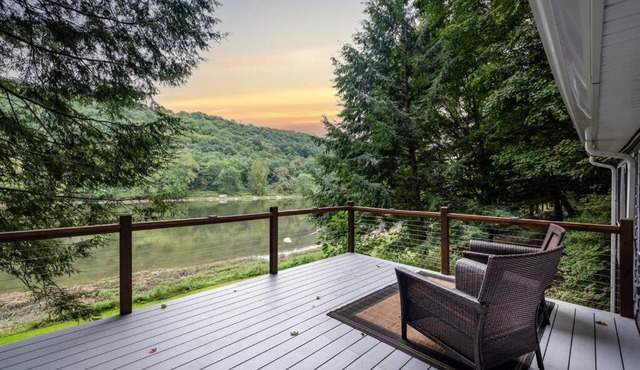 Cozy Riverfront! 5 Mins to Foxburg and Emlenton